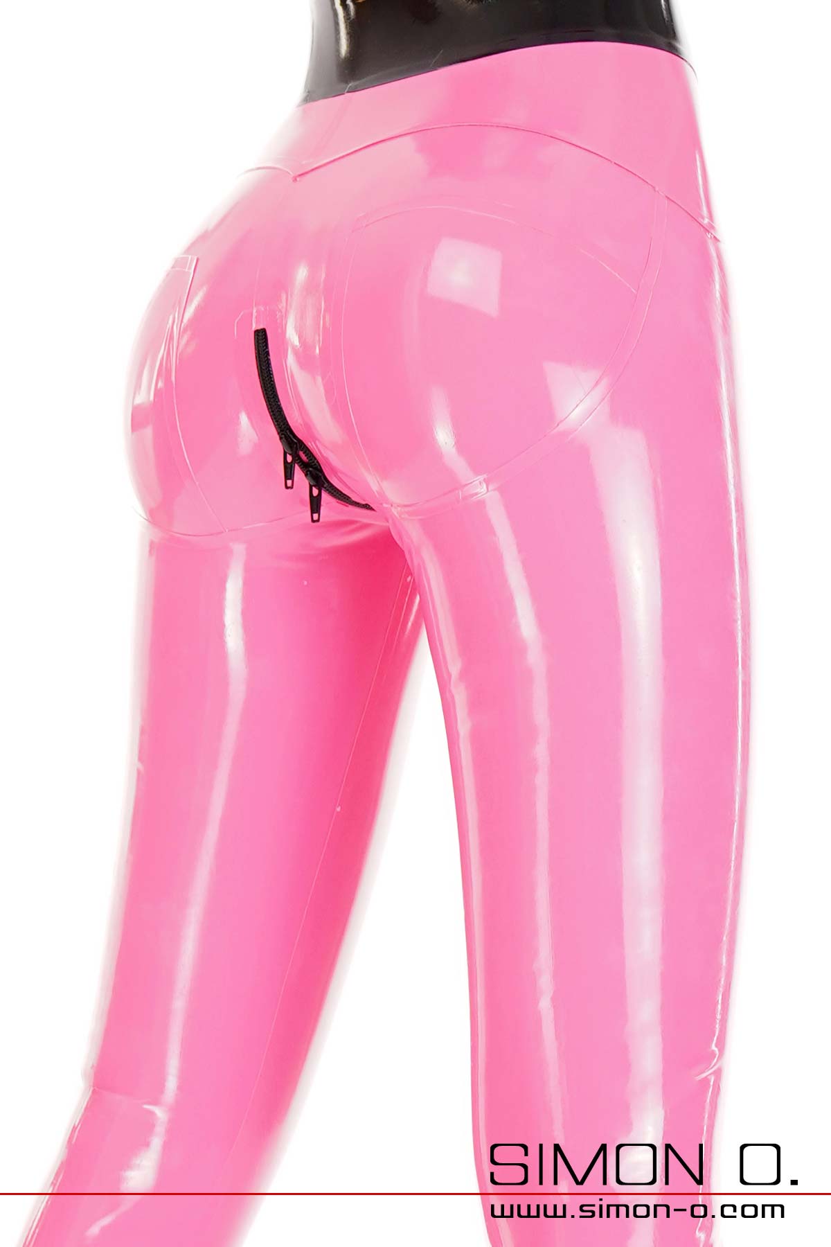 Push up Latex Catsuit Detailfoto Detailfoto von einem pinfarbigen Latex Catsuit mit Zipp im Schritt und Push up Gesäß Bereich.