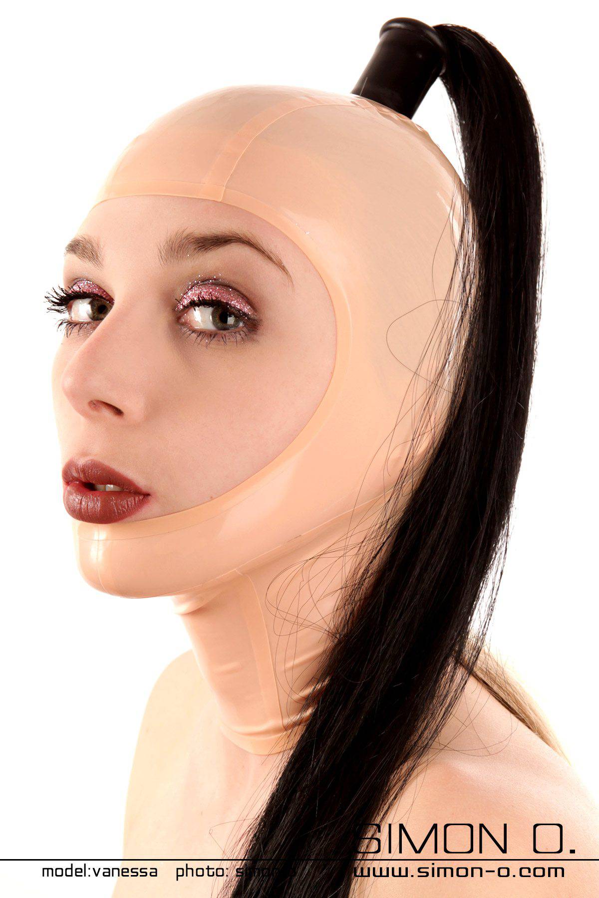 Latex Maske Gesichtsteil offen und Ponytail Eine Person trägt eine hautfarbene Latex Maske mit offenen Gesichtsfeld und einem daran befestigten schwarzen Haarteil.