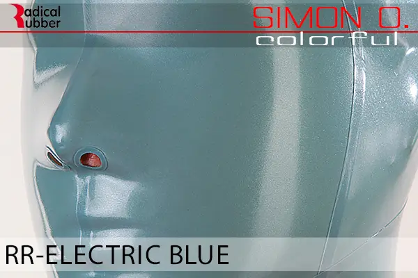 Electric Blue Latex Farbmuster Electric Blue für Latexkleidung. Nahaufnahme einer Latexmaske. Der Text lautet „Radical Rubber“ und „Simon O. Colourful RR-Electric Blue“.
