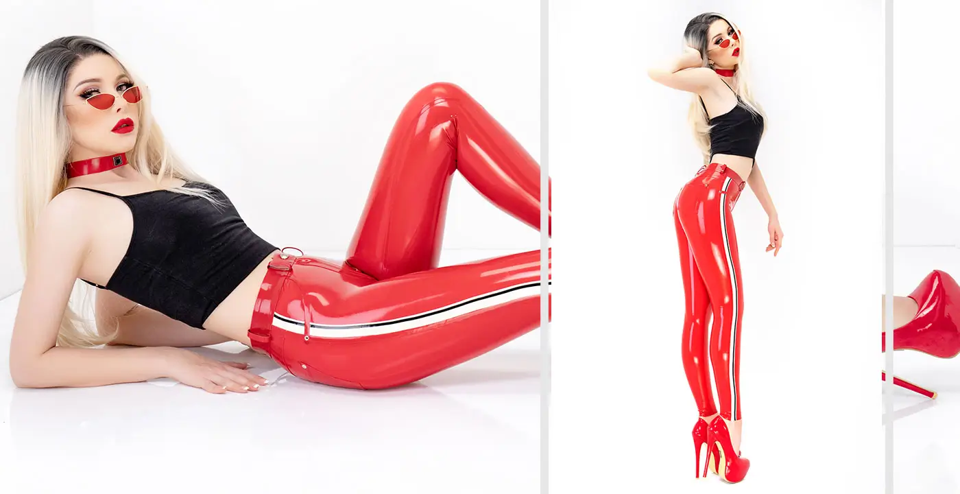 Damen Latex Hose mit Streifen Frau mit langen Haaren in roter Latex Hoe mit seitlichen Streifen und schickem schwarzen Crop-Top, dazu ein rotes Halsband und Sonnenbrille.