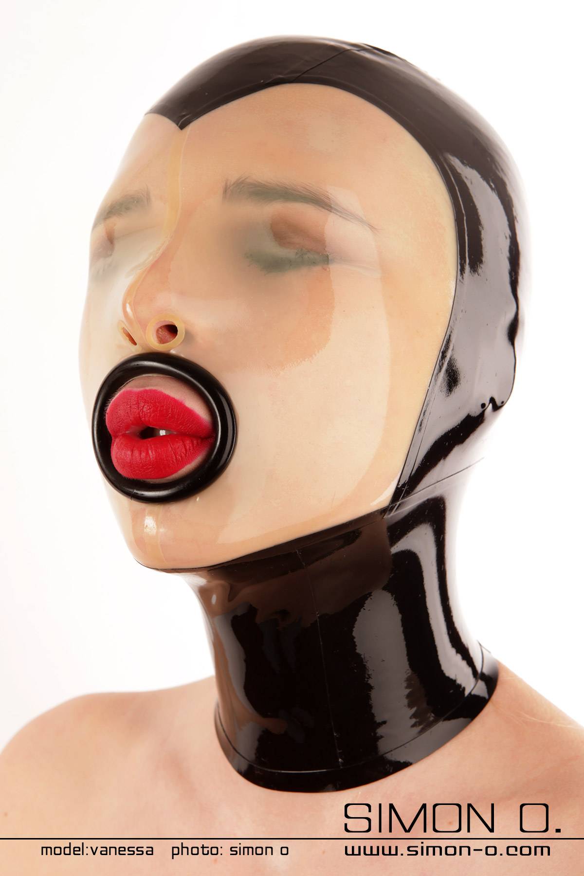 Blowjob Latex Maske Schwarz mit transparentem Gesicht Anliegende Latex Maske in Schwarz mit transparenten Einsatz im Bereich des Gesichtes. Augen geschlossen und beim Mund befindet sich ein schwarzer Ring