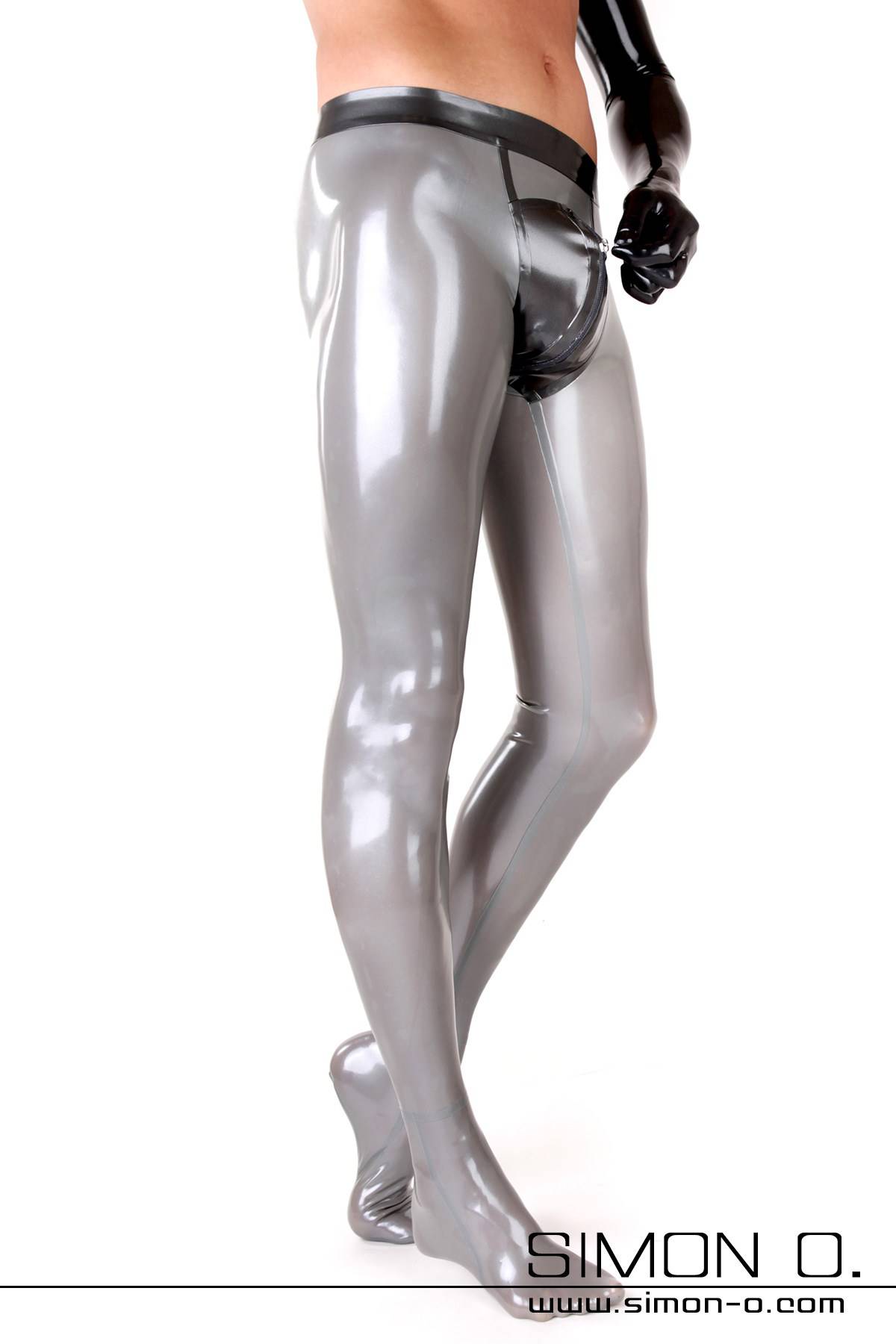 Latex Strumpfhose mit Schritt Zipp Eine Mann trägt eine glänzende silberne Strumpfhose aus Latex mit farblich abgesetzten Bund und Zipp im Schrittbereich von vorne gesehen.