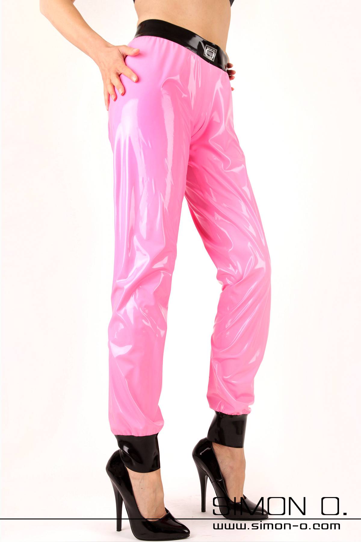 Lockere glaenzende Latex Trainingshose Glänzende Latex Trainingshose in Pink mit schwarzen Bund und Beinabschluss