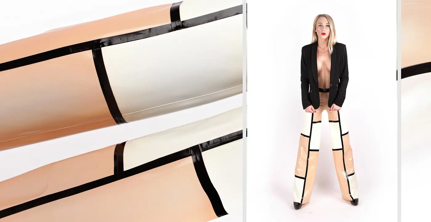 Eine Frau in einer nudefarbenen Latex Hose im Marlene Stil mit auffälligen schwarzen Streifen steht vor einem weißen Hintergrund, wobei die Hose in Nahaufnahme zu sehen ist.
