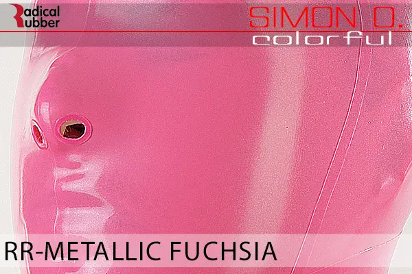 Metallic Fuchsia Latex Farbmuster Metallic Fuchsia für Latexkleidung. Nahaufnahme einer Latexmaske. Der Text lautet „Radical Rubber“ und „Simon O. Colourful RR-Metallic Fuchsia“.
