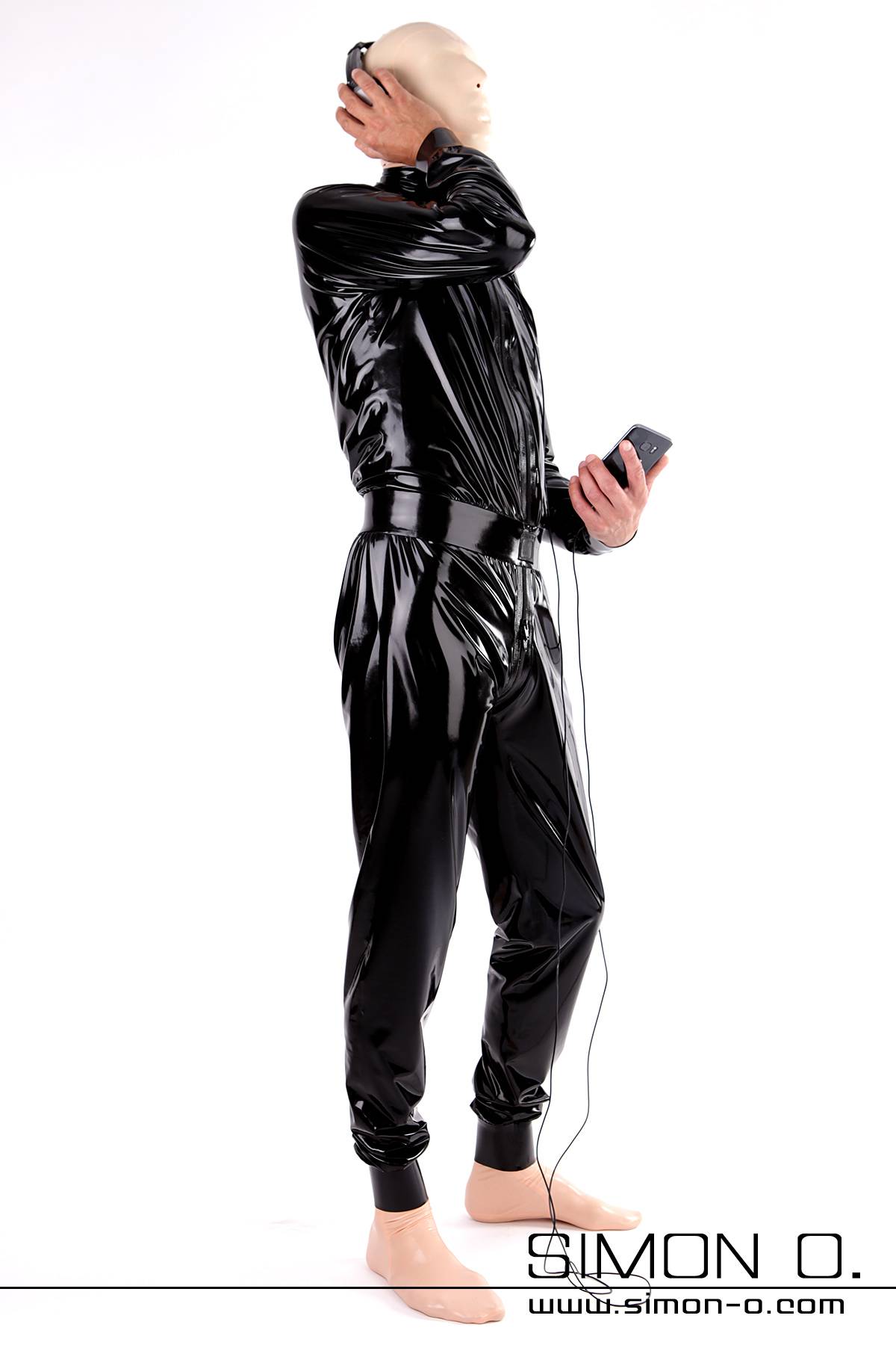 Lockerer Latex Hausanzug in Schwarz für Herren Ein Mann trägt einen lockereren bequem geschnittenen Latex Hausanzug in glänzenden schwarzen Latex
