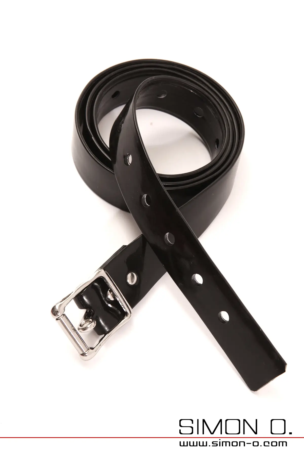 Schwarzer Latex-Fesselriemen mit Löchern und einer Metallschnalle, aufgerollt auf weißem Hintergrund.