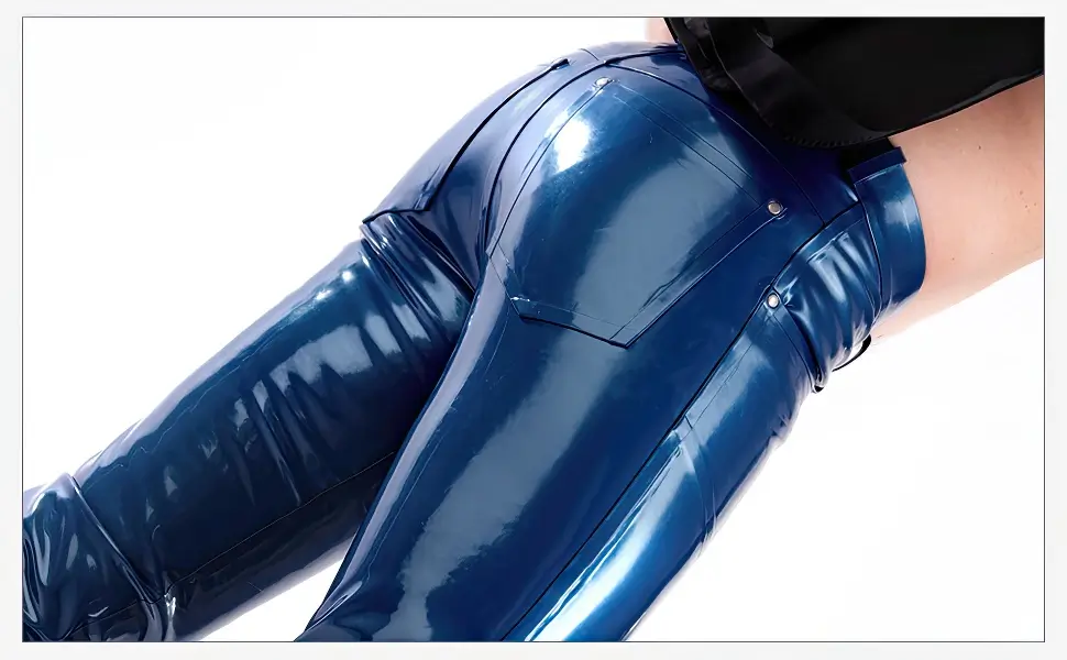 Person in glänzend blauer Latex Hose, von hinten und etwas unten gesehen, zeigt die Verarbeitung im Detail vor weißem Hintergrund.
