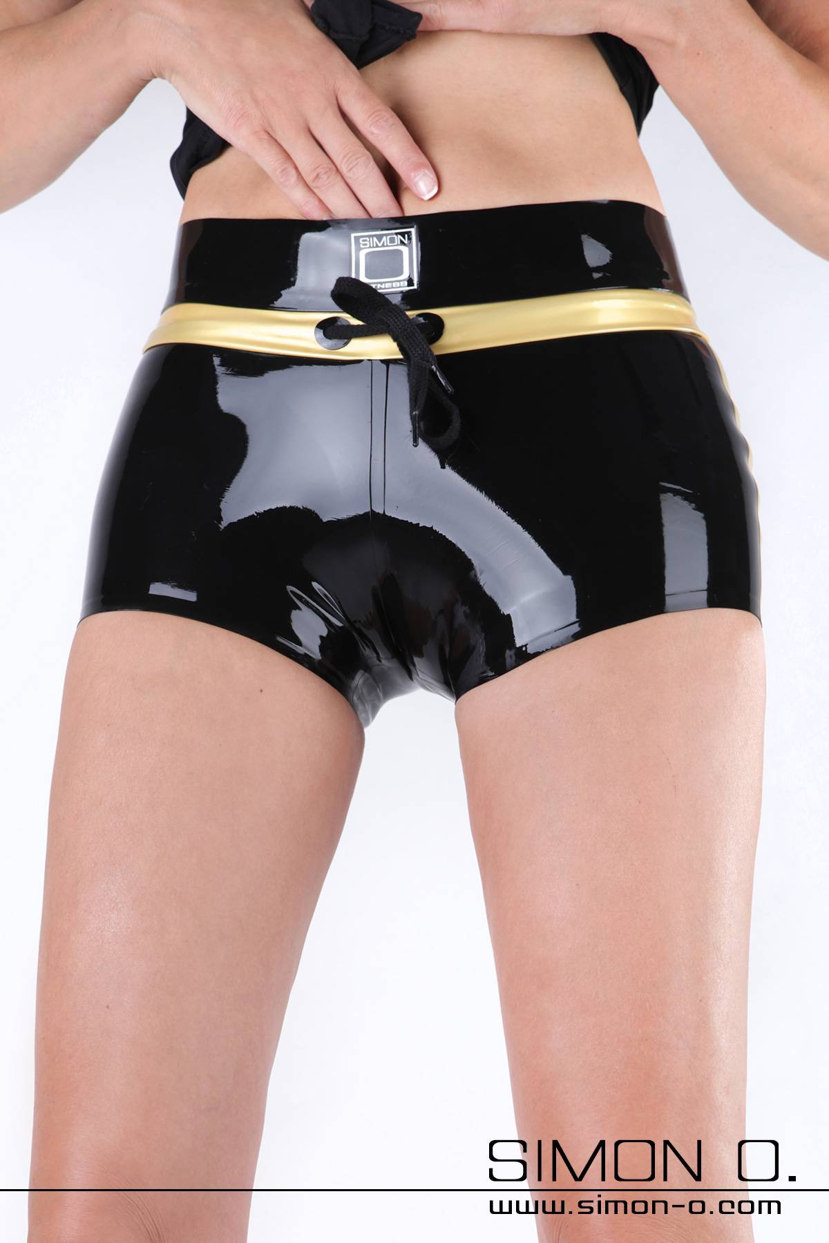 Sportliche Latex Hot Pants in Schwarz Sportliche Latex Hot Pants in glänzenden Schwarz mit Gold Applikationen