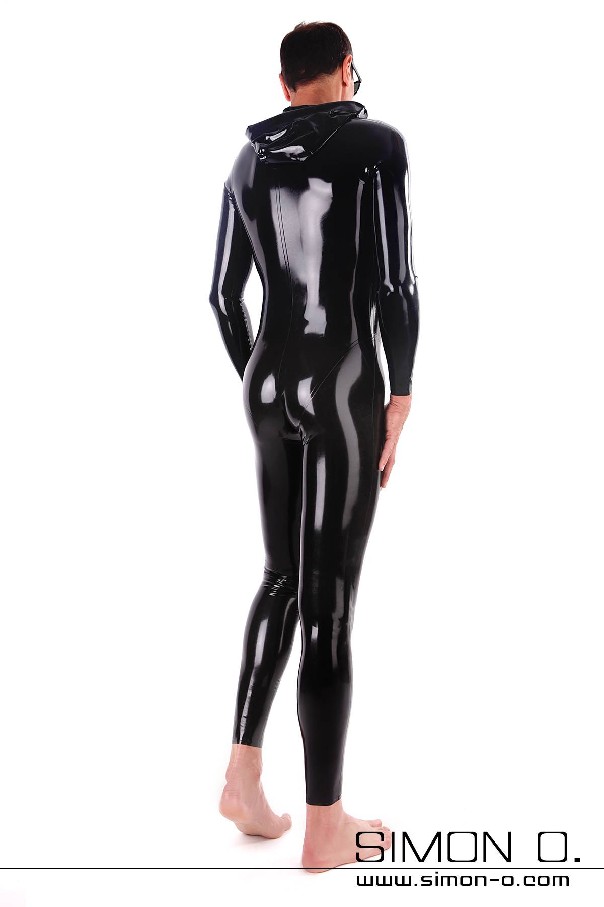 Latex Anzug mit Kapuze in Schwarz Ein Mann in einem glänzenden schwarzen Latex Anzug mit Kapuze von hinten