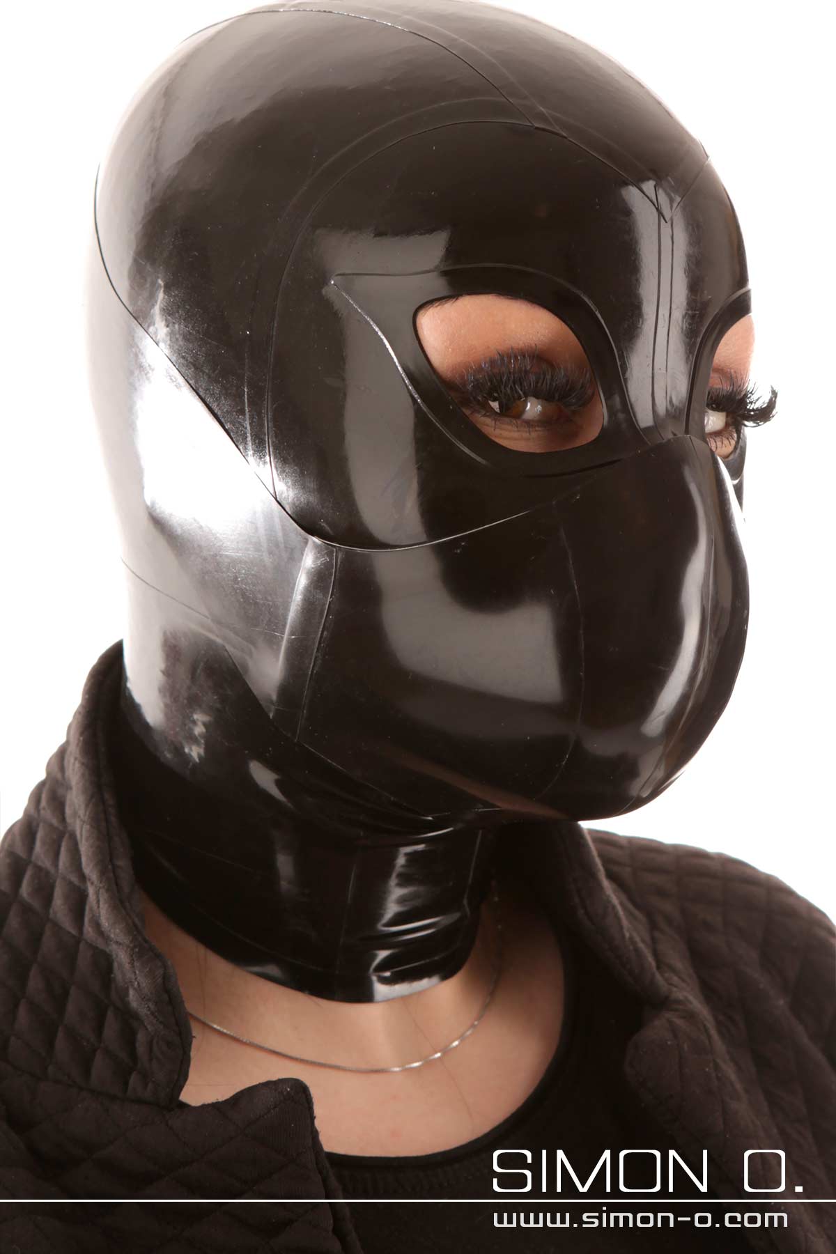 Glänzender Latex Mundschutz in Schwarz Eine Frau mit Latex Maske trägt einen Mund und Nasenschutz in Schwarz über ihrer Latex Maske.