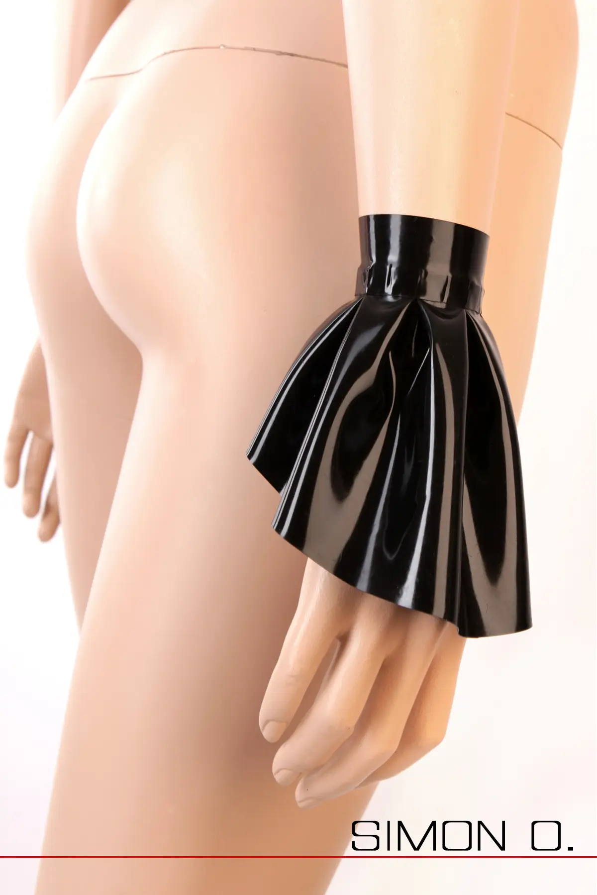 Glänzende schwarze, in Falten gelegte Latexmanschette.