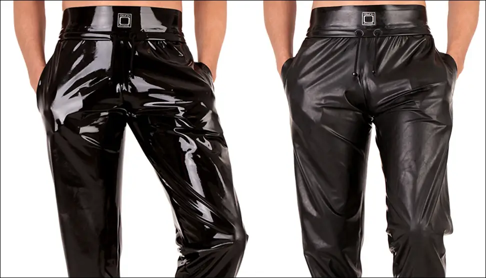 Vêtements en latex chloré 2 hommes portent des pantalons en latex où l'on voit la différence entre la finition brillante et la version chinée en mat.