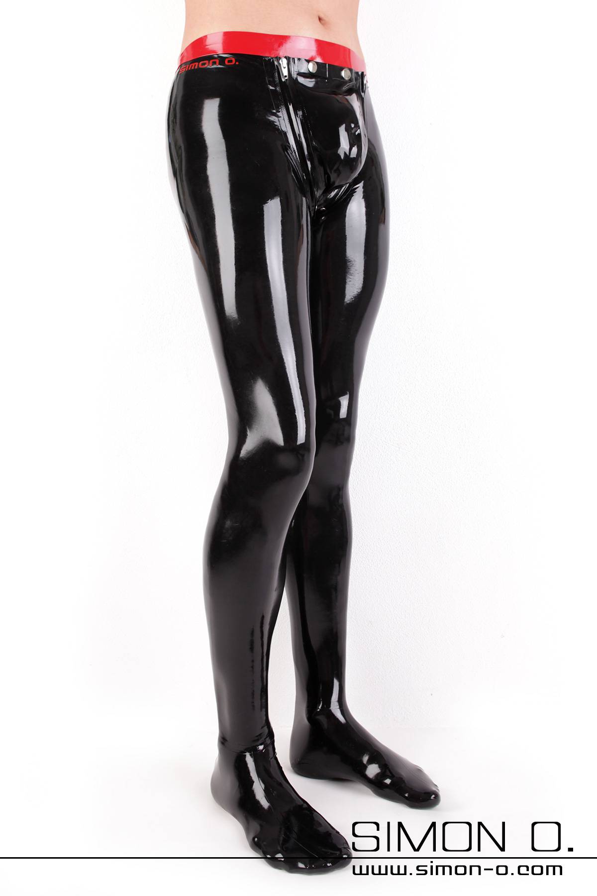 Glänzende Latex Strumpfhose mit Zipp   Ein Mann trägt eine schwarze glänzende Latex Strumpfhose mit rotem Bund und Zipp im Schrittbereich von vorne gesehen.