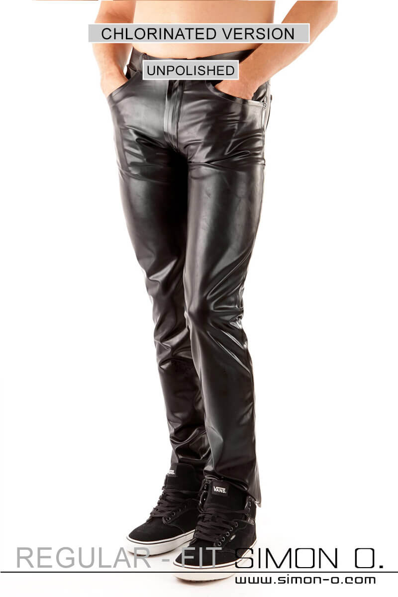 Chlorierte Latex Jean für Herren in Schwarz Eine schwarze chlorierte Latex Jean für Herren mit Taschen von vorne
