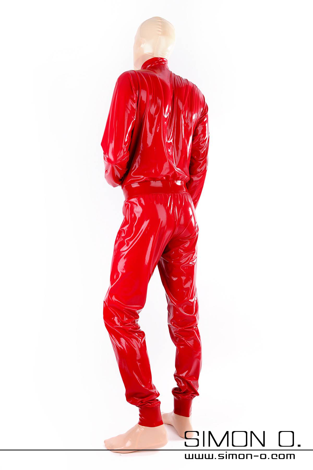 Glänzender Hausanzug in rot für Herren Ein Mann in einem bequem locker sitzenden Hausanzug aus glänzend rotem Latex.