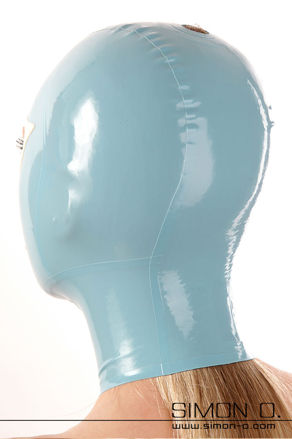 Latex Maske Haarauslass Ponytail Eine Nahaufnahme einer hellblauen Latex Maske wo der Öffnung für Haarauslass zu sehen ist - von hinten gesehen