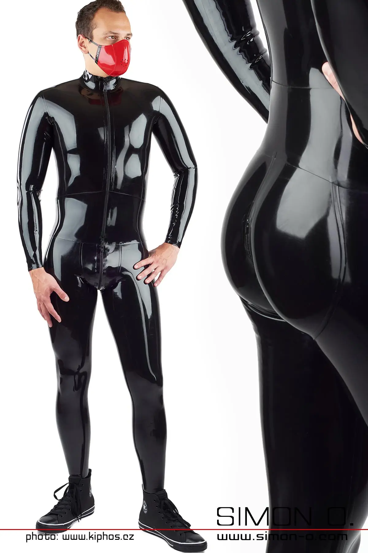 Latex Catsuit für Herren mit Push up Eine Person in einem glänzenden schwarzen Latex-Catsuit und einer roten Gesichtsmaske steht mit den Händen auf den Hüften; eine Nahaufnahme hebt das Push-up-Gesäß auf der Rückseite des Anzugs hervor.