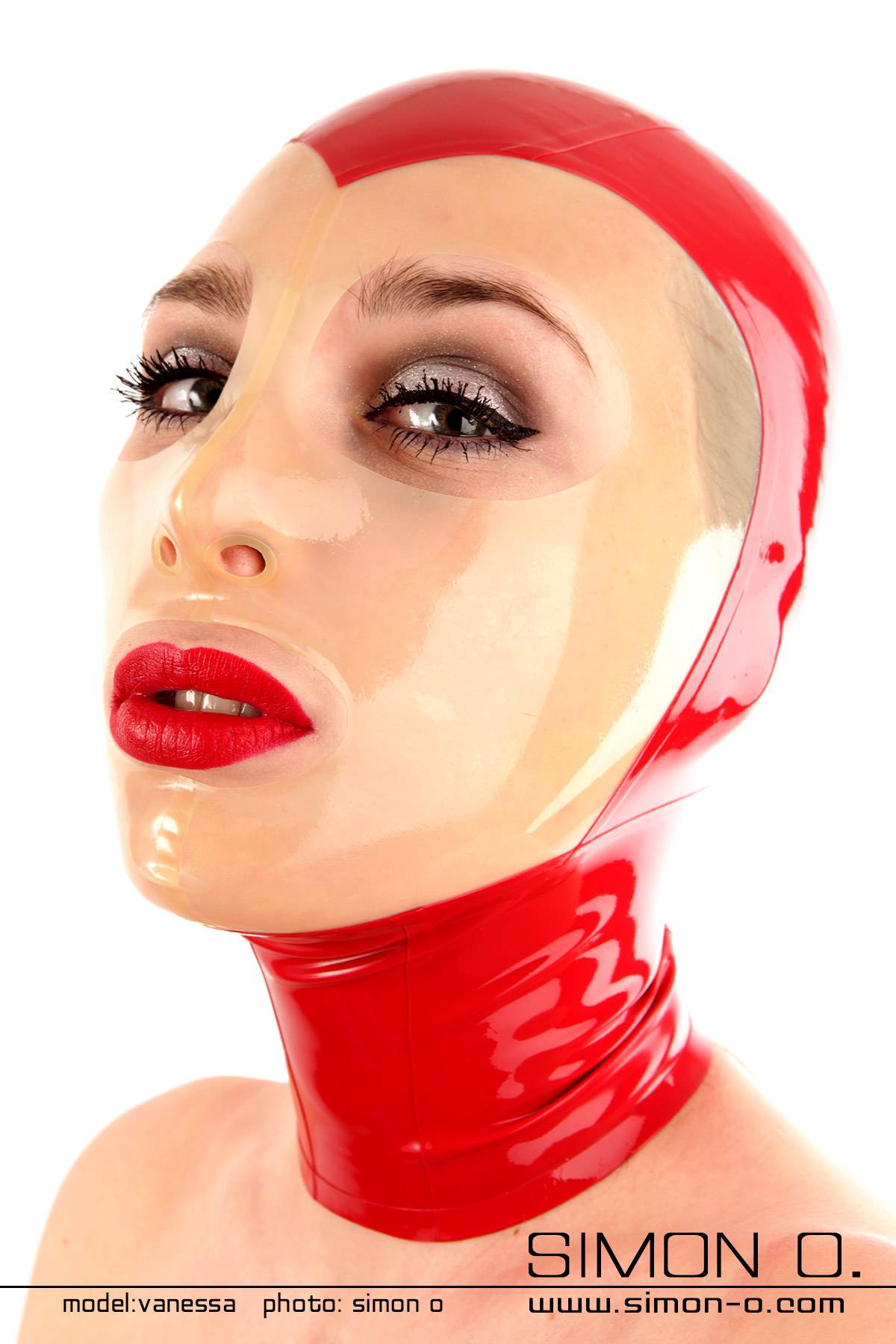 Rote Latex Maske mit transparentem Gesicht Eine Frau trägt eine rote Latex Maske mit einem transparenten Einsatz im Gesichtsbereich