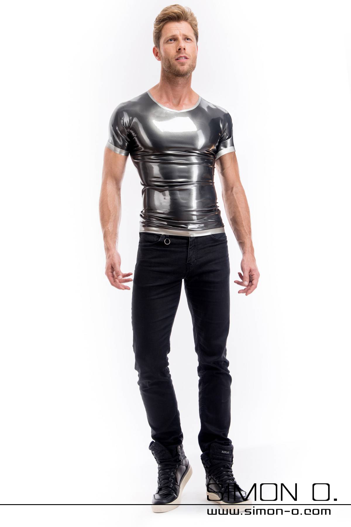 Latex Shirt short-sleeved in metallic A man wears a skintight shiny short-sleeved latex shirt in metallic shine optics