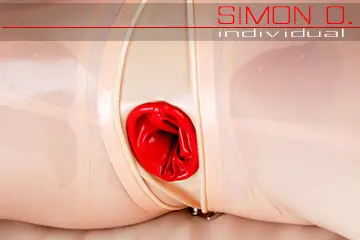 Entrejambe avec préservatif vaginal derrière le zip Un gros plan sur l'option de choisir l'entrejambe des femmes pour les vêtements en latex avec un préservatif vaginal derrière un zip.