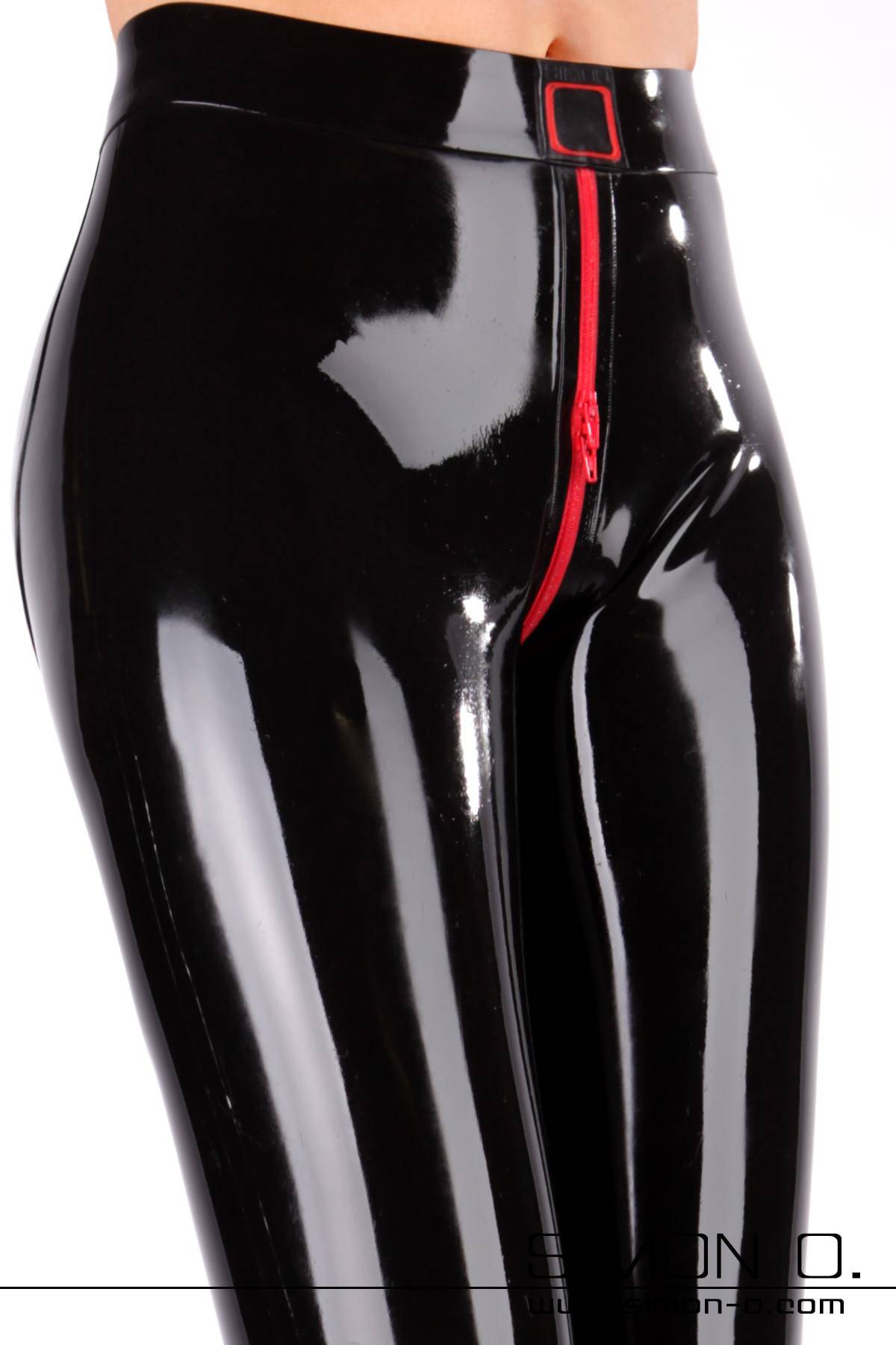 Latex Leggings Schritt Zipp Detailfoto Latex Leggings Schrittbereich mit einem roten Zipp im Schritt