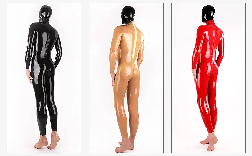 Herren Latex Anzug Basic Farben Drei Männer tragen Latex Anzüge in Transparent, Rot und Schwarz. Die Anzüge bedecken sie vollständig, einschließlich Kopf und Gesicht, mit sichtbaren Reißverschlüssen auf der Rückseite und im Schritt.