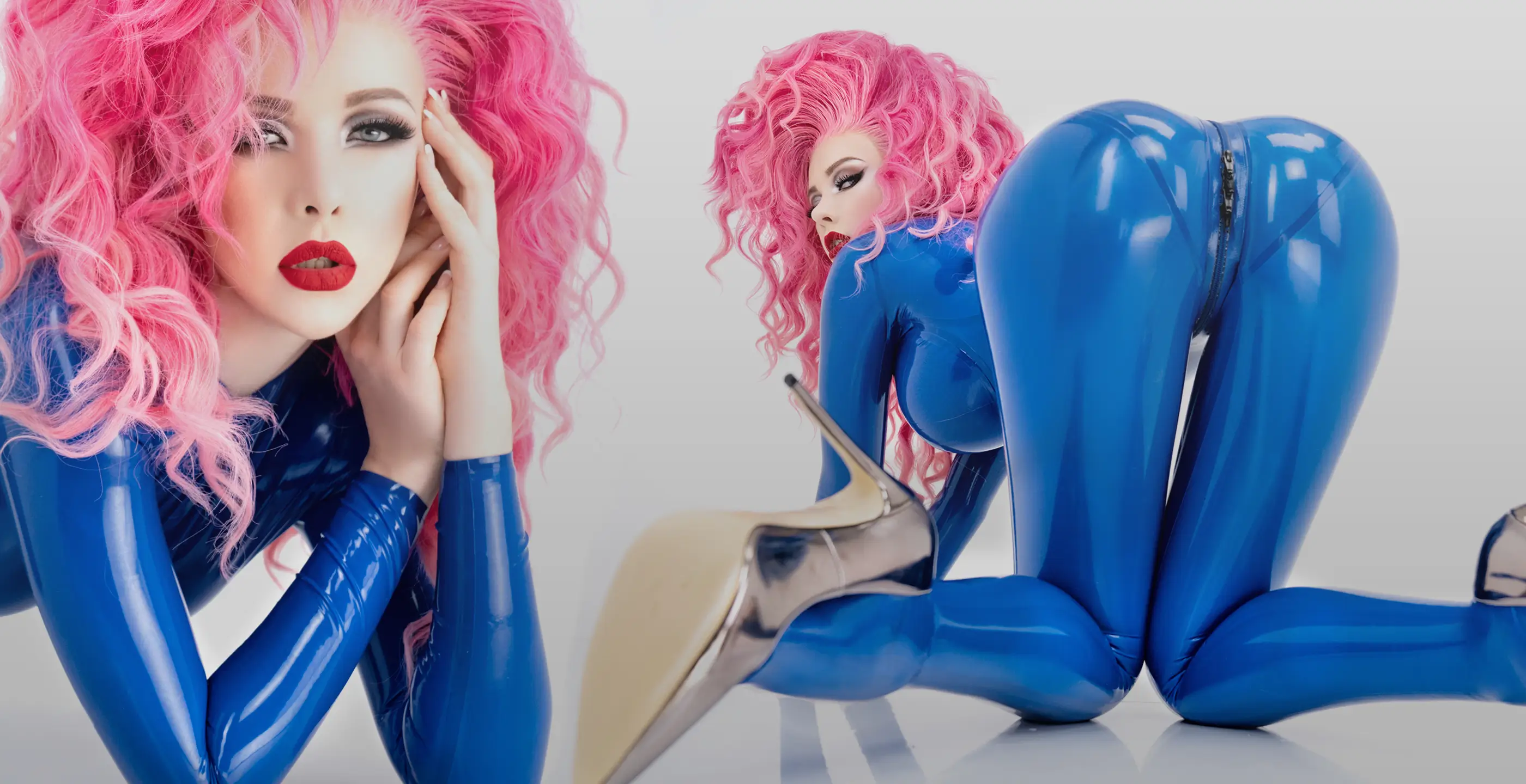 Eine Frau mit rosa Perücke posiert in einem blauen Latex-Catsuit und High Heels, in Nahaufnahme in kniender Position aufgenommen.