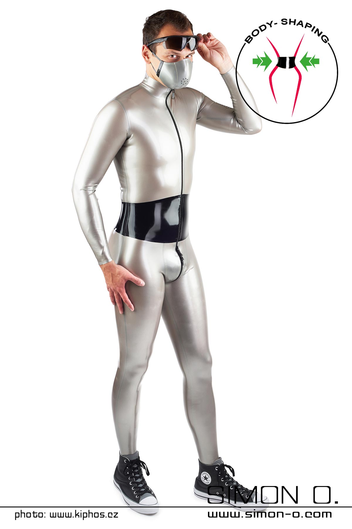 Herren Latex Catsuit silber mit Korsett Ein Mann trägt einen glänzenden Latex Catsuit in Silber mit eingearbeiteten breiten Korsett in Schwarz -von vorne gesehen