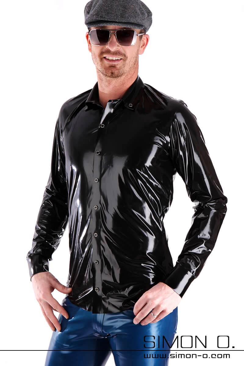 Glänzendes Latex Herren Hemd in Schwarz mit Reverskragen Eine Mann trägt ein glänzendes Latex Herren Hemd in Schwarz mit Knopfleiste und Reverskragen