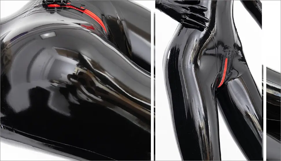 Combinaison en latex noir brillant Gros plan sur un costume noir brillant Latexanzug avec des fermetures à glissière rouges, montré sous différents angles pour mettre en évidence la texture unique et la coupe confortable.