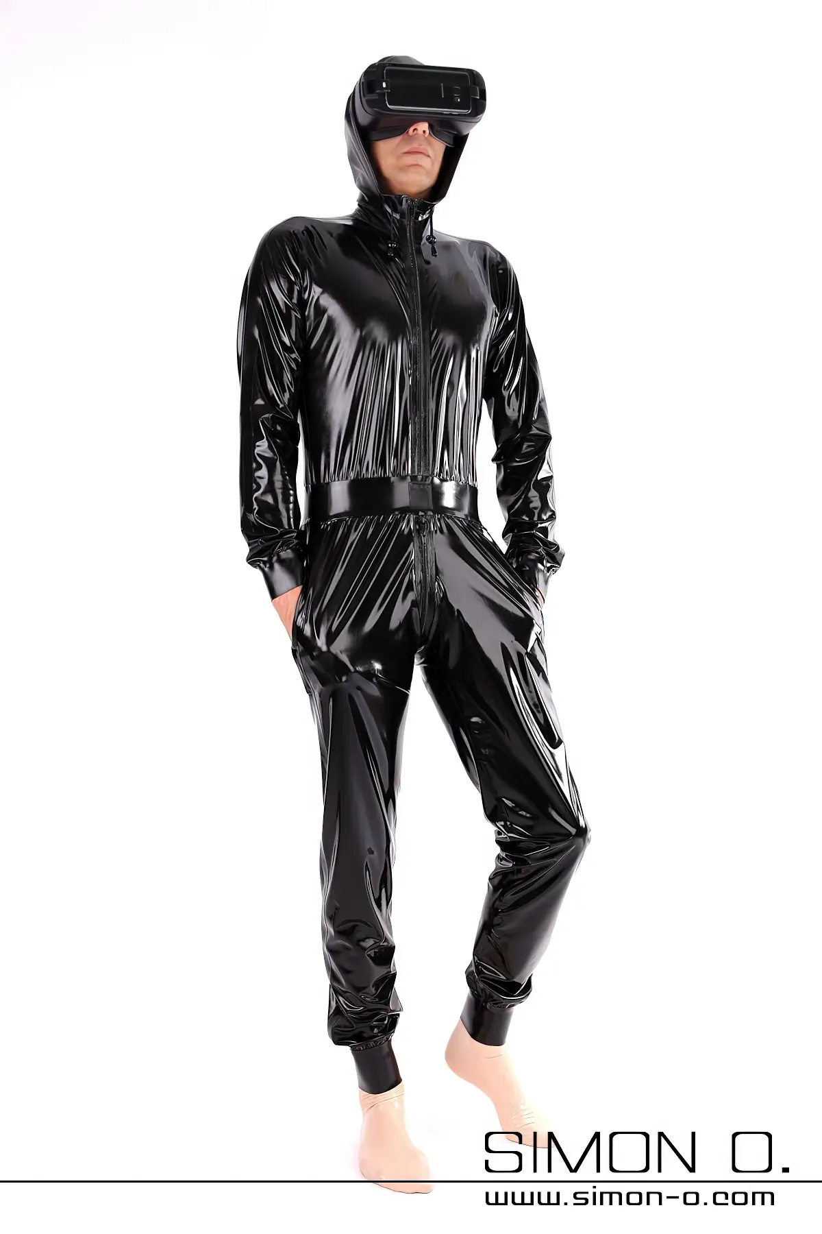 Combinaison en latex avec capuche et poches en noir coupe ample mais cintrée avec manchettes aux bras et aux jambes