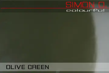 Olivgrünes Latex Farbmuster Latex Farbmuster Olive Grün für getauchte Latexkleidung. Der Text auf dem Latexfarbmuster lautet „Simon O. Colourful OLIVE GREEN“.