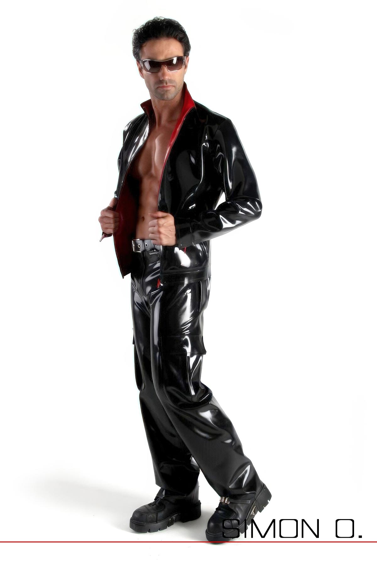 Ein Mann trägt eine schwarze glänzende Latex Jacke mit Taschen