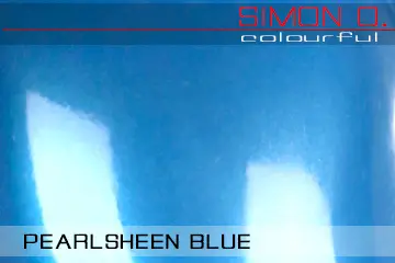 Pearlsheen Blue Latex Farbmuster Latex Farbmuster Pearlsheen Blue für getauchte Latexkleidung. Der Text auf dem Latexfarbmuster lautet „Simon O. Colourful PEARLSHEEN BLUE“.