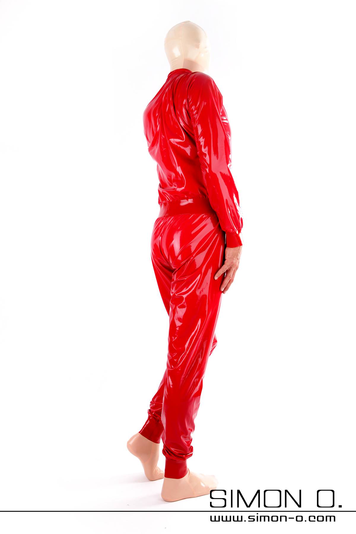 Lockerer Latexanzug Rot Ein Mann mit einer Latex Maske trägt einen lockeren Latex Anzug in glänzenden Rot von hinten gesehen.