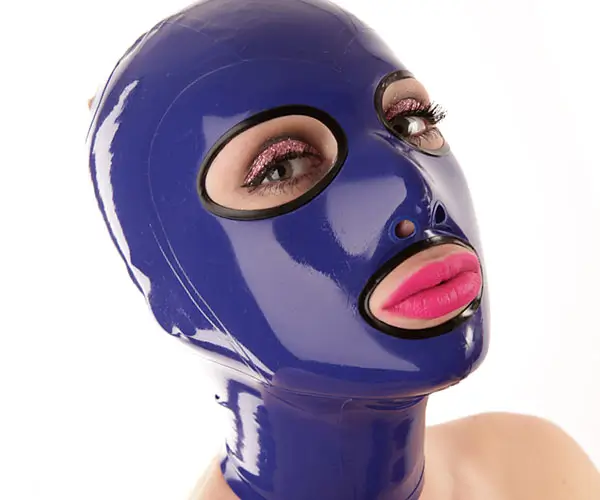 Latex Maske mit Augen und Mundöffnung Eine Frau trägt eine glänzende, blaue Latexmaske mit Lippen und Ausschnitten für die Augen, welche schwarz umrandet sind.