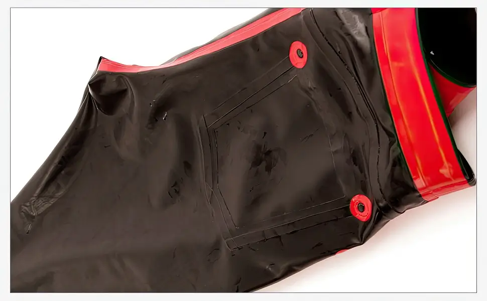 Nahaufnahme der Innenseite einer Latex Jean mit Verstärkungen der Tasche und Nieten.