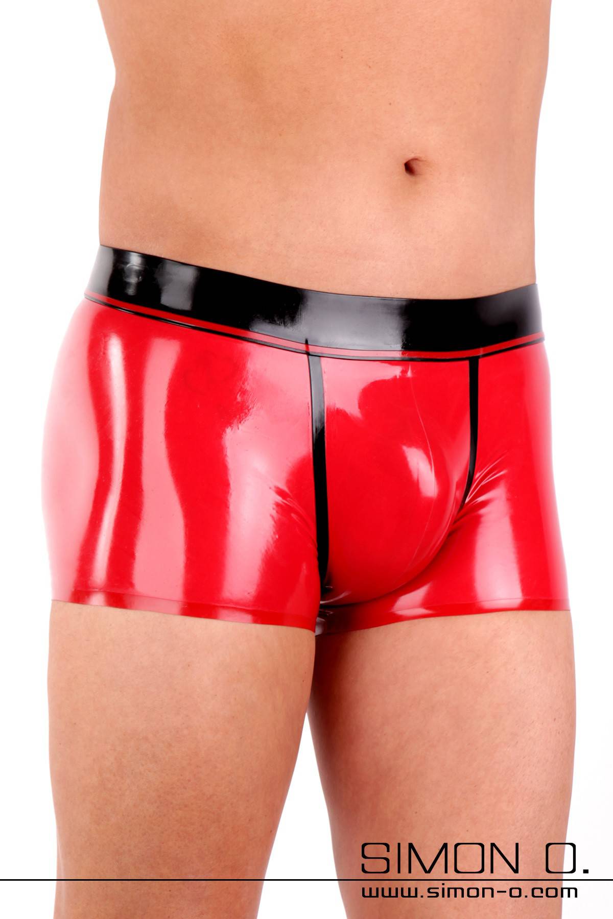 Glanz Unterhose aus feinem Latex in rot Ein Mann trägt eine hautenge glänzende Herren Latex Unterhose in Rot mit schwarzen Bund