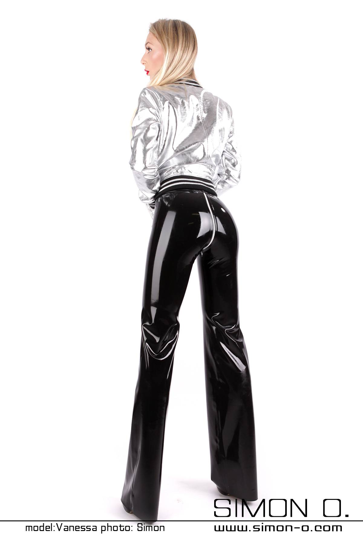 Latex Hose in Schwarz mit Reißverschluss im Schritt Schwarze Latex Hose mit weiten Beinen und Reißverschluss im Schritt von hinten gesehen