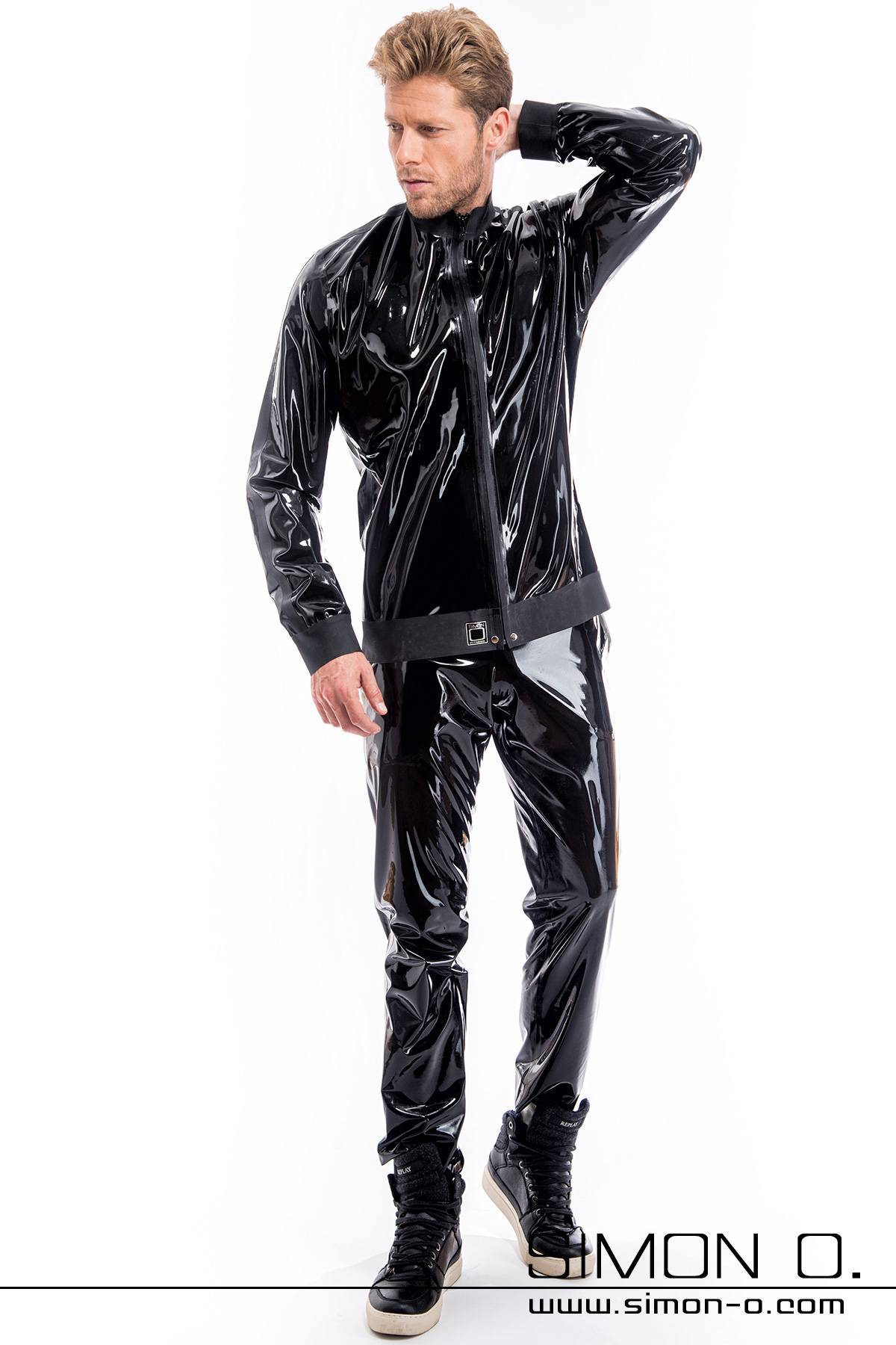 Latex Jacke in Schwarz Ein Mann trägt eine glänzende schwarze Latex Jacke mit Stehkragen in Kombination mit einer Latex Hose