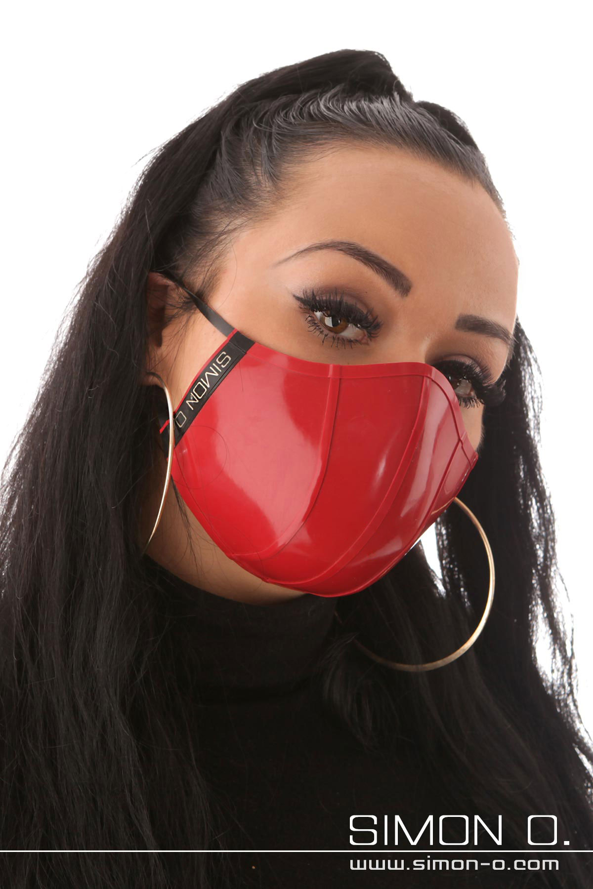 Une femme aux cheveux noirs porte un protège-dents en latex rouge.