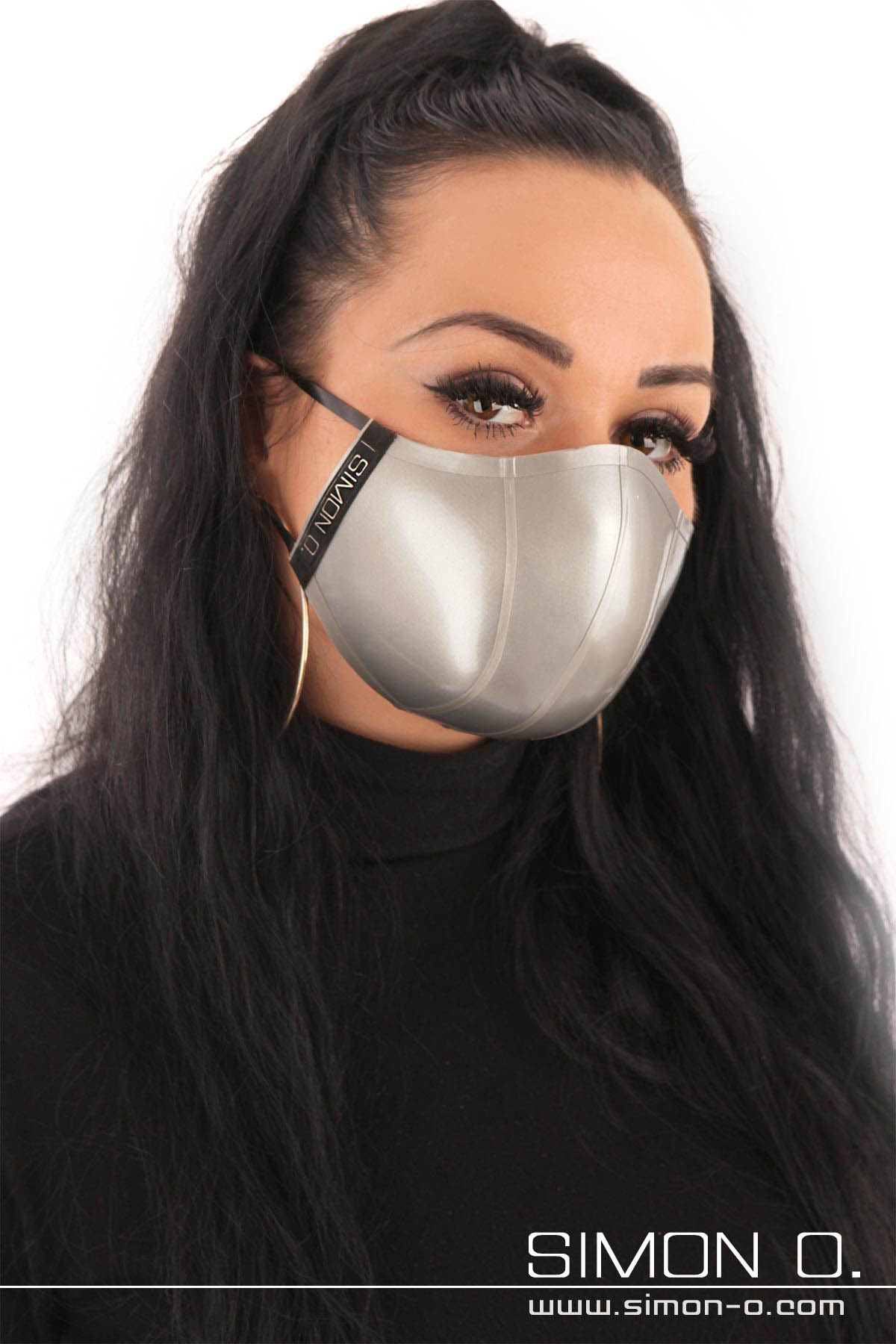 Latex Mundschutz in Silber Eine Frau trägt einen silbernen Latex Mundschutz.