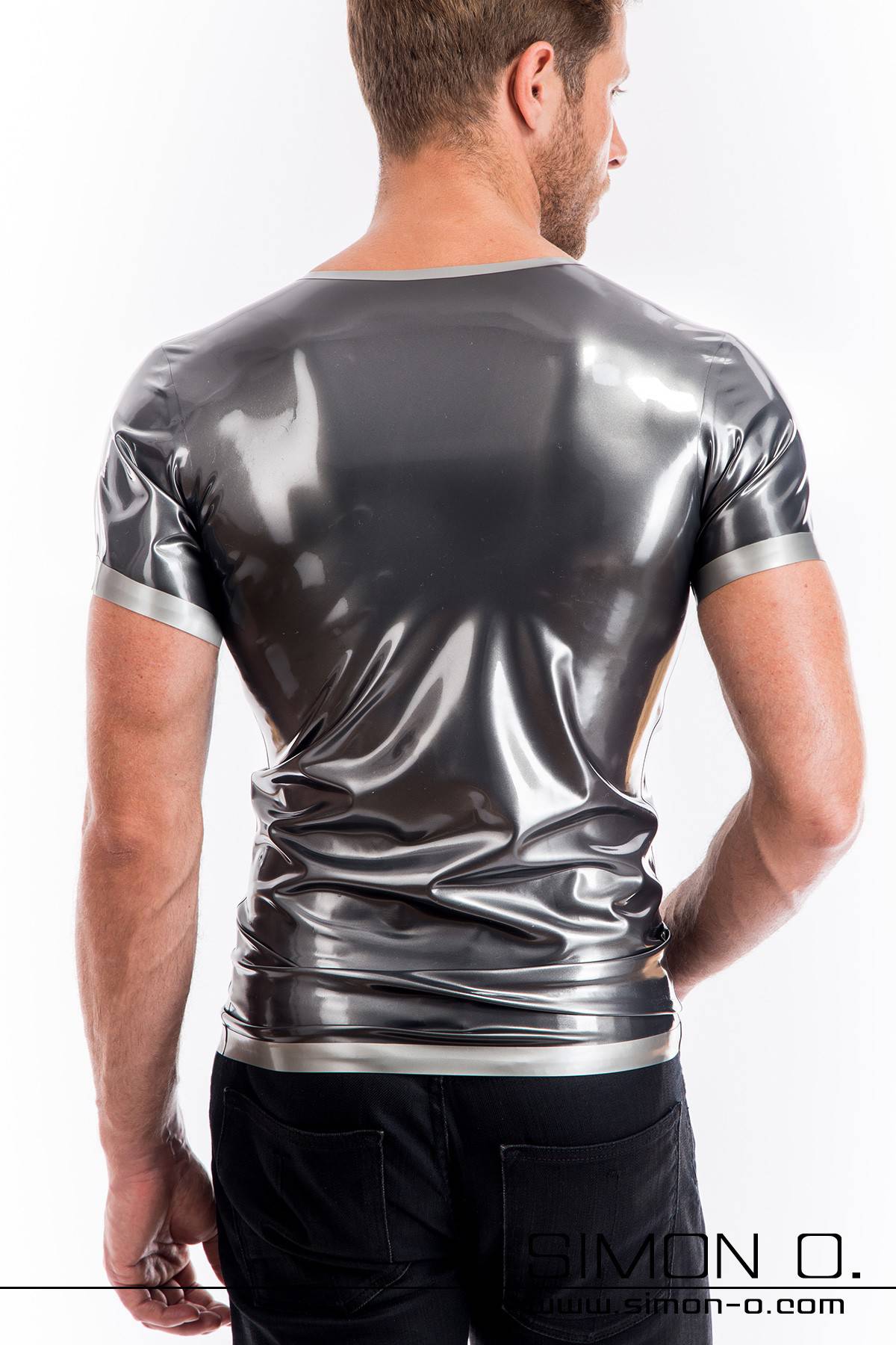 Kurzarm Latex Shirt grau metallic Ein Mann trägt ein hautenges glänzendes kurzarm Latex Shirt in der Farbe grau metallic - von hinten gesehen