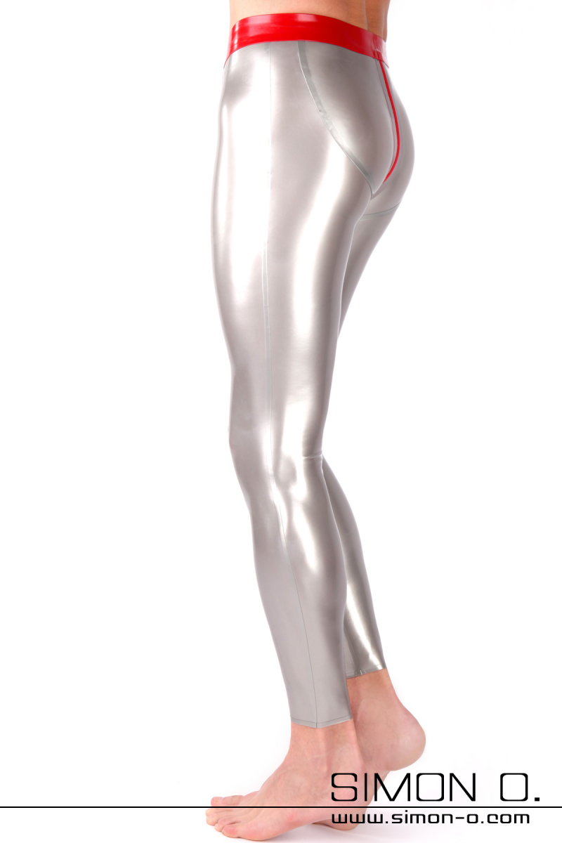Push up Herren Latex Leggings Ein Mann mit einer engen silber glänzenden Push up Latex Leggings mit roten Reißverschluss durch den Schritt -von der Seite gesehen