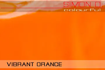 Vibrant Orange Latex Latexbahn Farbmuster Vibrant Orange Latex. Der Text auf dem Latex Muster für Meterware lautet „Simon O. Colourful Vibrant Orange“.
