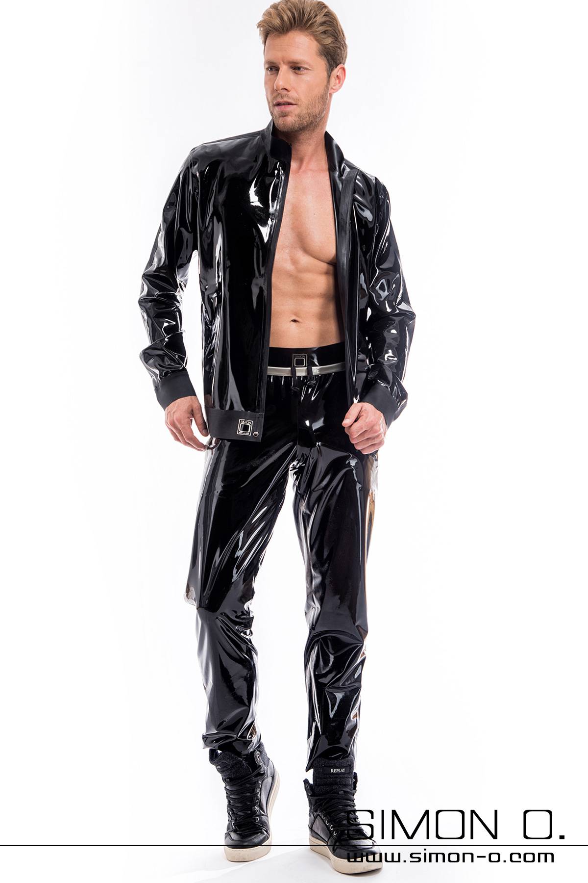 Herren Latex Jacke in Schwarz Ein Mann trägt eine glänzende schwarze Latex Jacke in Kombination mit einer Latex Trainings Hose
