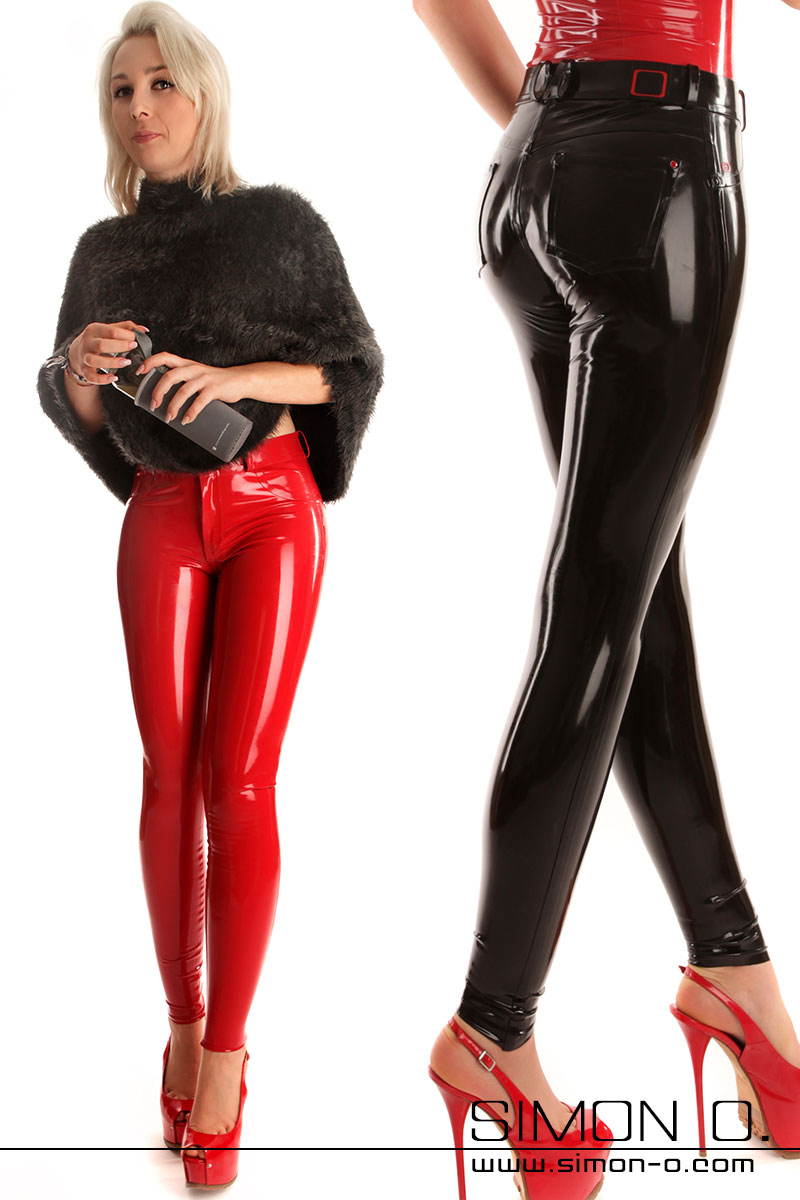 Latex jeans in rot und schwarz Eine Frau trägt rote hautenege Latex Jeans mit einem grauen Oberteil und hält eine Flasche. Ein anderes Bild zeigt glänzende schwarze Latexjeans, beide Outfits werden durch High Heels ergänzt.