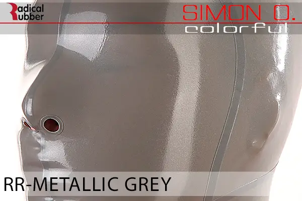 Metallic Grey Latex Farbmuster Metallic Grey für Latexkleidung. Nahaufnahme einer Latexmaske. Der Text lautet „Radical Rubber“ und „Simon O. Colourful RR- Metallic Grey“.