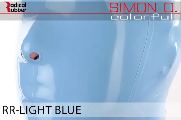 Light Blue Latex Farbmuster Light Blue für Latexkleidung. Nahaufnahme einer Latexmaske. Der Text lautet „Radical Rubber“ und „Simon O. Colourful RR- Light Blue“.